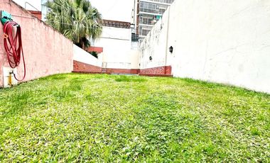 CASA / DUPLEX 4 AMBIENTES CON DEPENDENCIA, COCHERA, PISCINA Y JARDIN EN BARRACAS VENTA