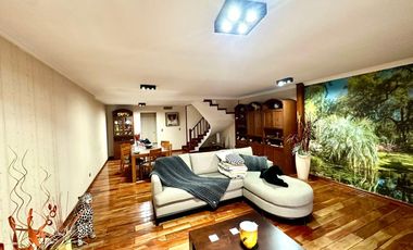 CASA / DUPLEX 4 AMBIENTES CON DEPENDENCIA, COCHERA, PISCINA Y JARDIN EN BARRACAS VENTA