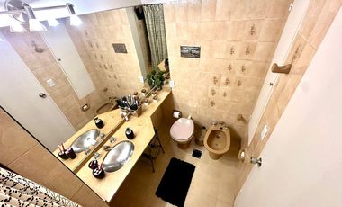 CASA / DUPLEX 4 AMBIENTES CON DEPENDENCIA, COCHERA, PISCINA Y JARDIN EN BARRACAS VENTA