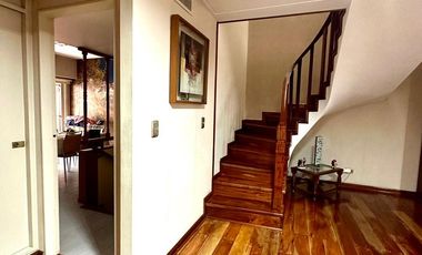 CASA / DUPLEX 4 AMBIENTES CON DEPENDENCIA, COCHERA, PISCINA Y JARDIN EN BARRACAS VENTA