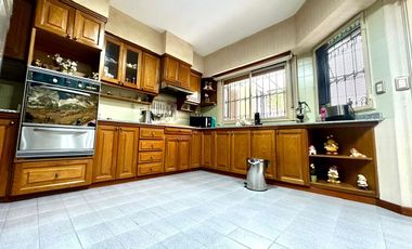 CASA / DUPLEX 4 AMBIENTES CON DEPENDENCIA, COCHERA, PISCINA Y JARDIN EN BARRACAS VENTA