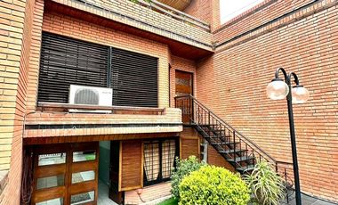 CASA / DUPLEX 4 AMBIENTES CON DEPENDENCIA, COCHERA, PISCINA Y JARDIN EN BARRACAS VENTA