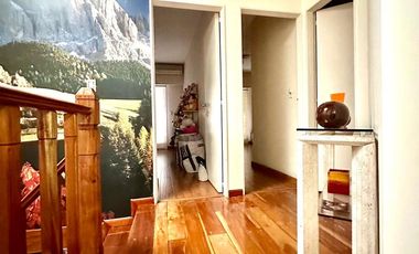 CASA / DUPLEX 4 AMBIENTES CON DEPENDENCIA, COCHERA, PISCINA Y JARDIN EN BARRACAS VENTA