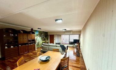 CASA / DUPLEX 4 AMBIENTES CON DEPENDENCIA, COCHERA, PISCINA Y JARDIN EN BARRACAS VENTA