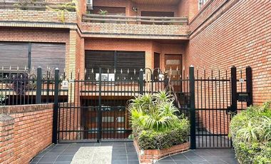 CASA / DUPLEX 4 AMBIENTES CON DEPENDENCIA, COCHERA, PISCINA Y JARDIN EN BARRACAS VENTA