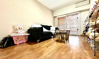 CASA / DUPLEX 4 AMBIENTES CON DEPENDENCIA, COCHERA, PISCINA Y JARDIN EN BARRACAS VENTA