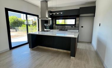 Casa en venta 4 amb. 2 plantas a estrenar en Los Talas Canning
