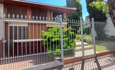 Casacasa 6 ambientes con pileta Brown 627 Quilmes Espectacular casa !!