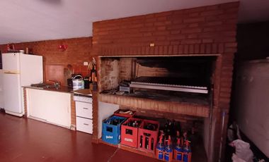 Casacasa 6 ambientes con pileta Brown 627 Quilmes Espectacular casa !!