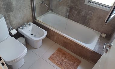 Casa a la laguna en venta en barrio La Comarca, Tigre.