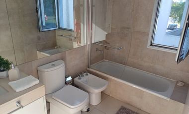 Casa a la laguna en venta en barrio La Comarca, Tigre.