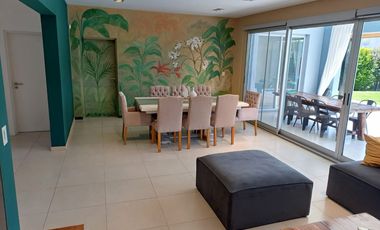 Casa a la laguna en venta en barrio La Comarca, Tigre.