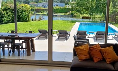Casa a la laguna en venta en barrio La Comarca, Tigre.