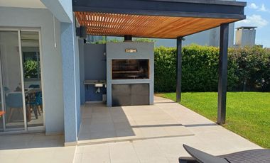 Casa a la laguna en venta en barrio La Comarca, Tigre.