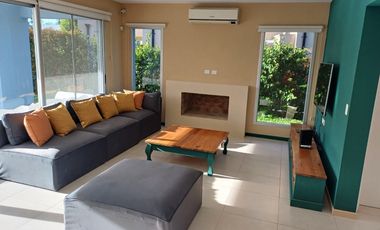 Casa a la laguna en venta en barrio La Comarca, Tigre.