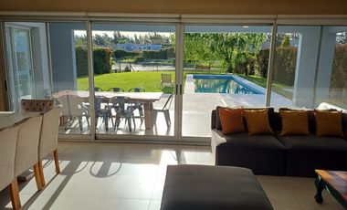 Casa a la laguna en venta en barrio La Comarca, Tigre.