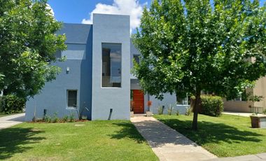 Casa a la laguna en venta en barrio La Comarca, Tigre.