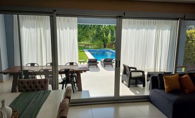 Casa a la laguna en venta en barrio La Comarca, Tigre.