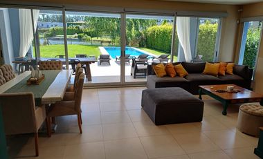 Casa a la laguna en venta en barrio La Comarca, Tigre.