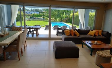 Casa a la laguna en venta en barrio La Comarca, Tigre.