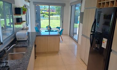 Casa a la laguna en venta en barrio La Comarca, Tigre.