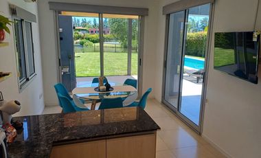 Casa a la laguna en venta en barrio La Comarca, Tigre.