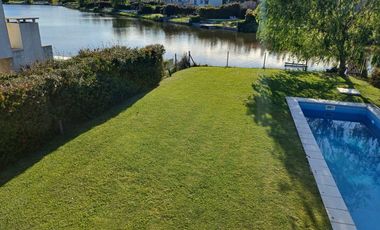 Casa a la laguna en venta en barrio La Comarca, Tigre.
