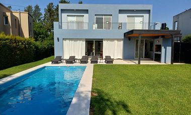 Casa a la laguna en venta en barrio La Comarca, Tigre.