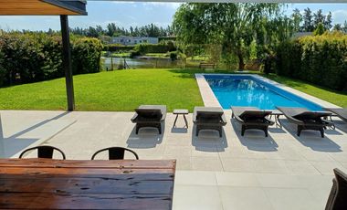 Casa a la laguna en venta en barrio La Comarca, Tigre.