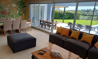 Casa a la laguna en venta en barrio La Comarca, Tigre.