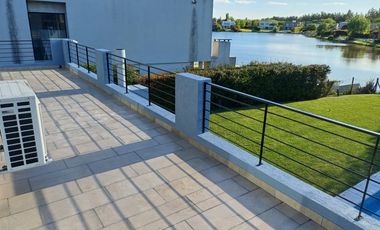 Casa a la laguna en venta en barrio La Comarca, Tigre.