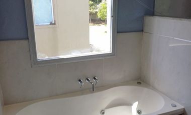 Casa a la laguna en venta en barrio La Comarca, Tigre.