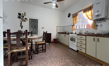 Venta casa multifamiliar con cochera y fondo en Wilde