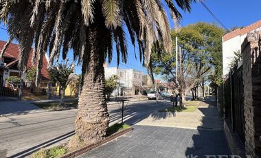 Venta casa multifamiliar con cochera y fondo en Wilde