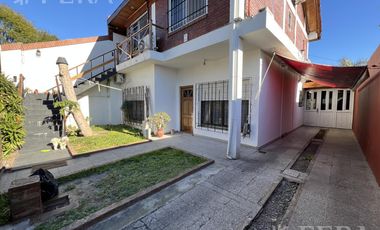 Venta casa multifamiliar con cochera y fondo en Wilde