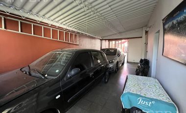 Venta casa multifamiliar con cochera y fondo en Wilde