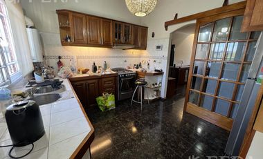 Venta casa multifamiliar con cochera y fondo en Wilde