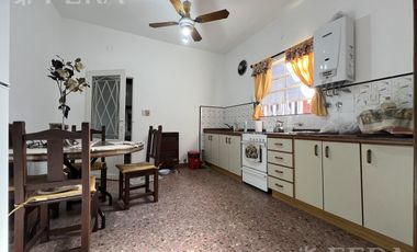 Venta casa multifamiliar con cochera y fondo en Wilde