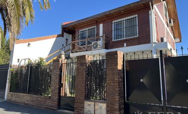 Venta casa multifamiliar con cochera y fondo en Wilde
