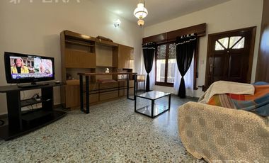 Venta casa multifamiliar con cochera y fondo en Wilde