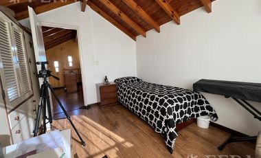 Venta casa multifamiliar con cochera y fondo en Wilde