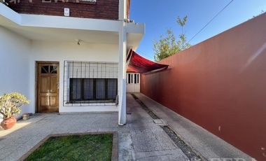 Venta casa multifamiliar con cochera y fondo en Wilde