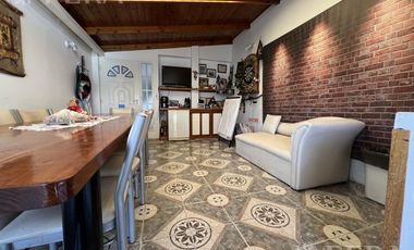 Venta casa multifamiliar con cochera y fondo en Wilde