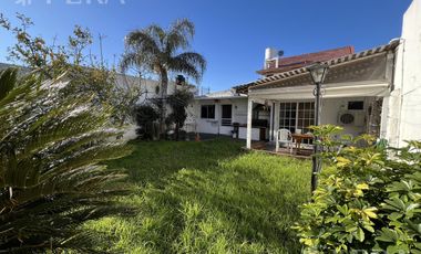 Venta casa multifamiliar con cochera y fondo en Wilde