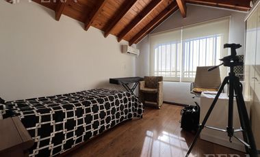 Venta casa multifamiliar con cochera y fondo en Wilde