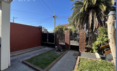 Venta casa multifamiliar con cochera y fondo en Wilde