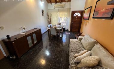 Venta casa multifamiliar con cochera y fondo en Wilde