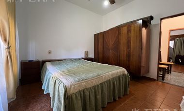 Venta casa multifamiliar con cochera y fondo en Wilde