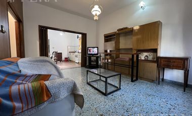 Venta casa multifamiliar con cochera y fondo en Wilde