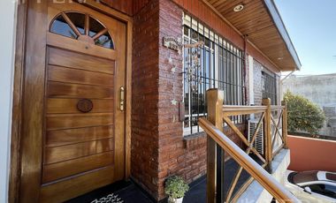 Venta casa multifamiliar con cochera y fondo en Wilde